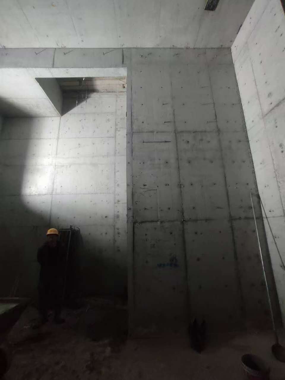兴山墙上开槽钢筋断了有影响吗